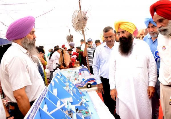 S. Gurmeet Singh Khuddian visiting different stalls alonwith Dr. Inderjeet Singh, Vice Chancellor